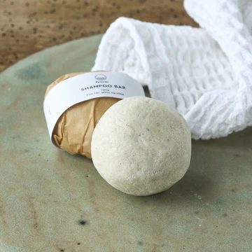 Shampoobar ved siden af håndklæde